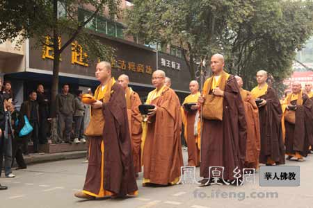 罗汉寺700僧人托钵四川什邡万人空巷