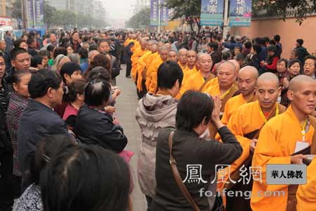 罗汉寺700僧人托钵四川什邡万人空巷