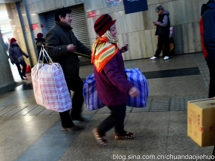 【纪实拍摄】春运，北京西客站，看农民工艰难的回家路